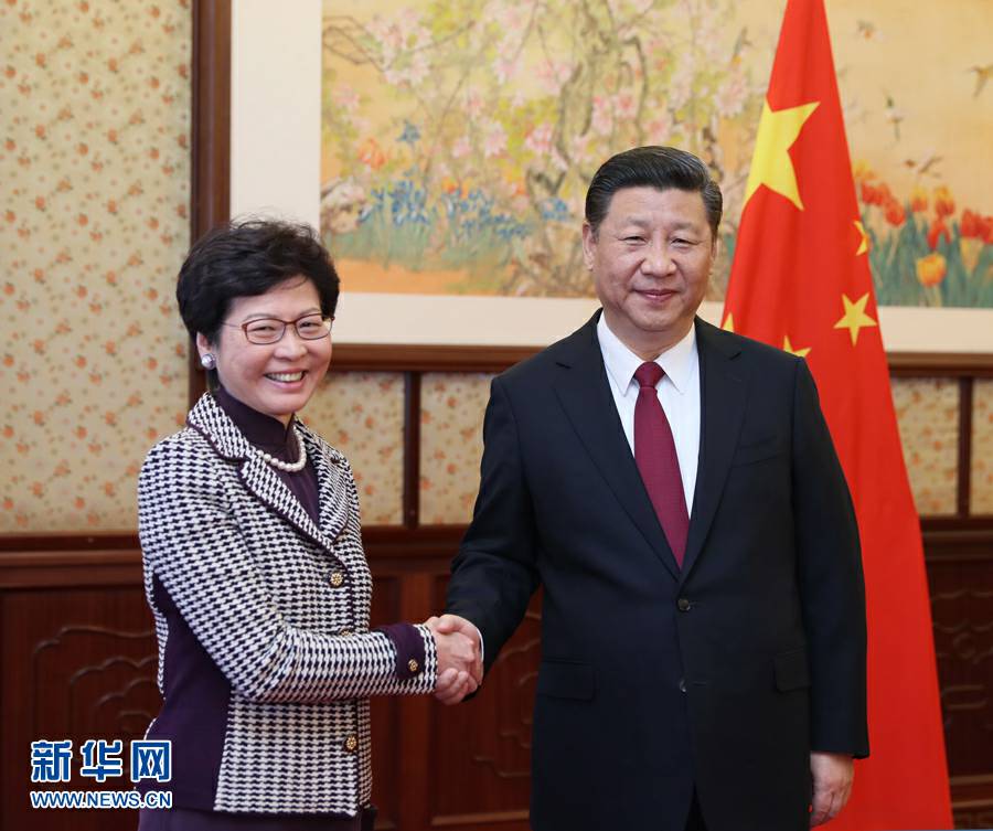 4月11日,国家主席习近平在中南海会见新当选并获中央政府任命的香港特别行政区第五任行政长官林郑月娥。 新华社记者 鞠鹏 摄